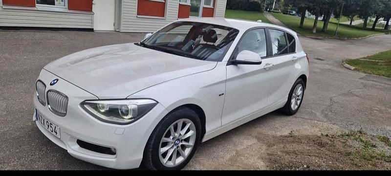 Vit Begagnad 2014 BMW 116 Urban Line Halvkombi | 111 000 kr (Marknadspris) - Bild 1/3