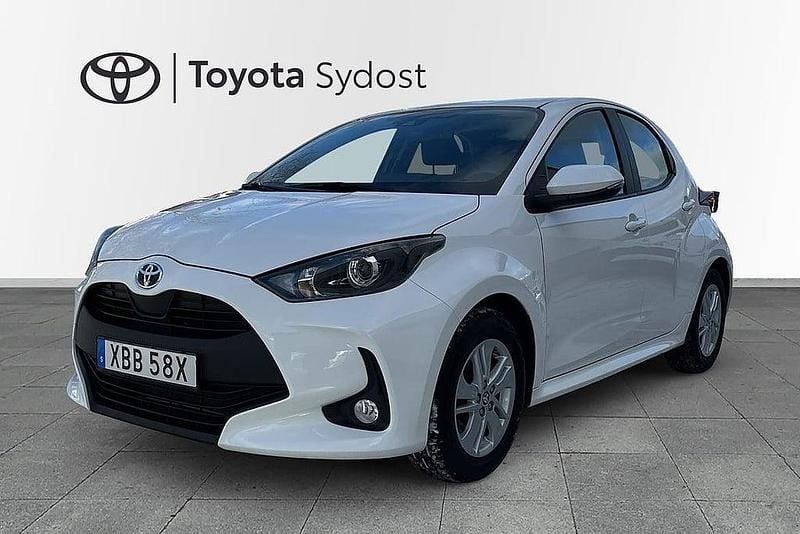 Vit Begagnad 2022 Toyota Yaris Hybrid Active Halvkombi | 205 000 kr (Marknadspris) - Bild 1/3