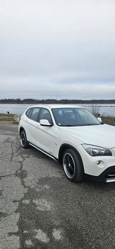 Vit Begagnad 2011 BMW X1 SUV | 85 000 kr (Bra pris) - Bild 1/4