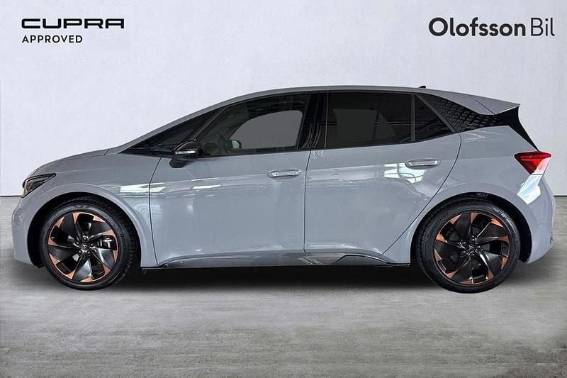Ljusgrå (grå) Begagnad 2024 Cupra Born Halvkombi | 319 900 kr (Lite dyr) - Bild 1/4