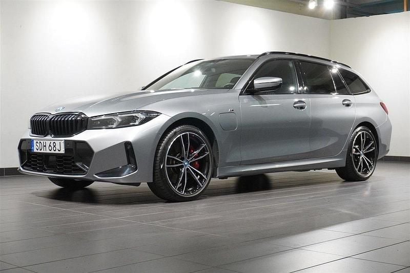 Grå Begagnad 2024 BMW 330e M Sport Kombi | 479 900 kr (Superpris) - Bild 1/4