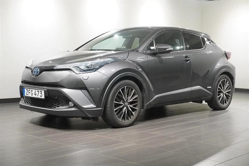 Mörkgrå Begagnad 2018 Toyota C-HR Executive SUV | 199 800 kr (Marknadspris) - Bild 1/2