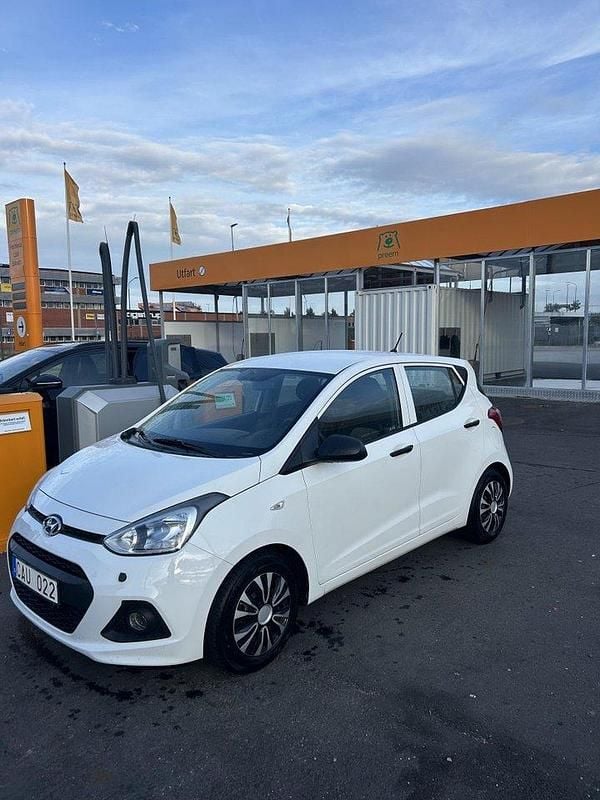 Vit Begagnad 2014 Hyundai i10 Halvkombi | 62 900 kr (Marknadspris) - Bild 1/4