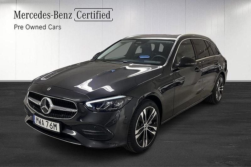 Grå Ny 2024 Mercedes C300e Kombi | 469 900 kr (Bra pris) - Bild 1/4