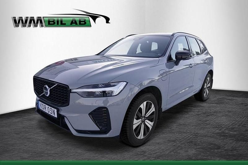 Grå met Begagnad 2025 Volvo XC60 Plus SUV | 549 000 kr (Lite dyr) - Bild 1/4