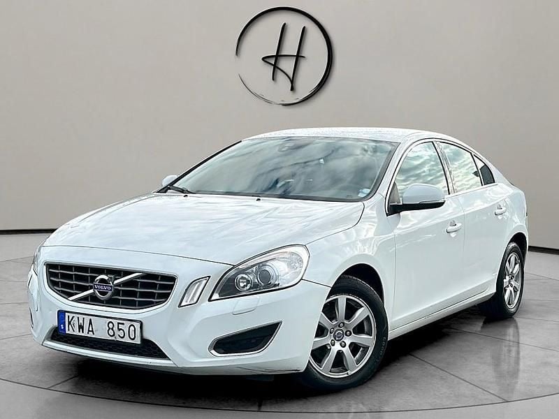 Begagnad Volvo S60 Momentum 163 HK (119 kW) 2010 Vit Sedan
