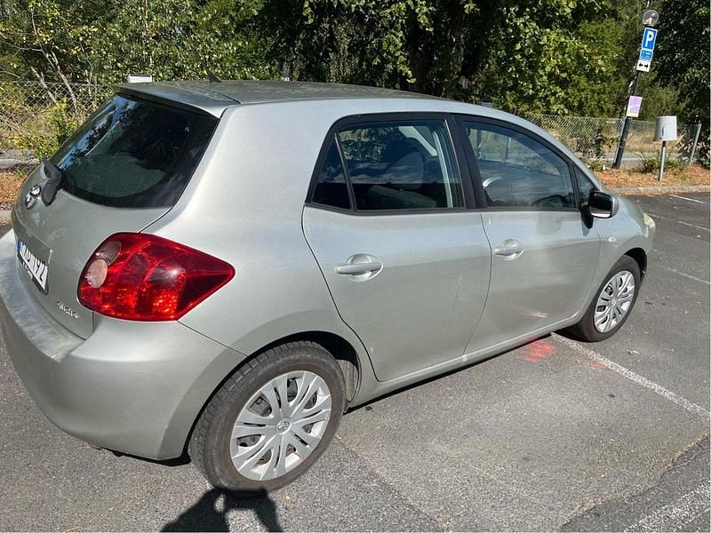 Silver Begagnad 2007 Toyota Auris Halvkombi | 33 000 kr (Marknadspris) - Bild 1/4