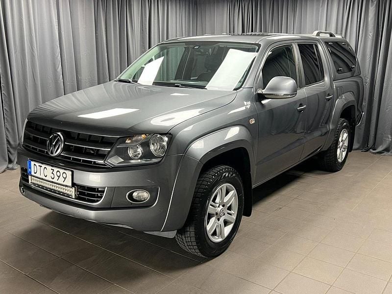Grå Begagnad 2015 VW Amarok Highline Pickup | 134 900 kr (Marknadspris) - Bild 1/4