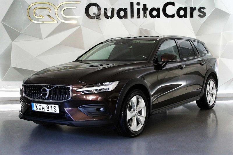 Mörkbrun (brun) Begagnad 2021 Volvo V60 CC Kombi | 348 900 kr (Marknadspris) - Bild 1/4