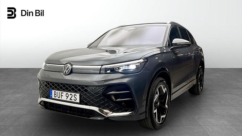 Mörkgrå Begagnad 2025 VW Tiguan R-line SUV | 469 900 kr (Marknadspris) - Bild 1/4