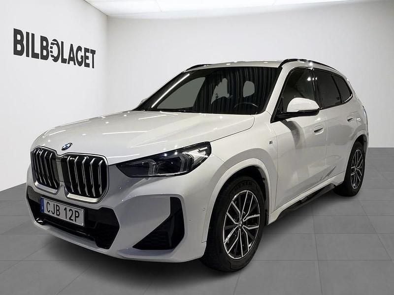 Vit Begagnad 2022 BMW X1 M Sport SUV | 369 800 kr (Lite dyr) - Bild 1/4
