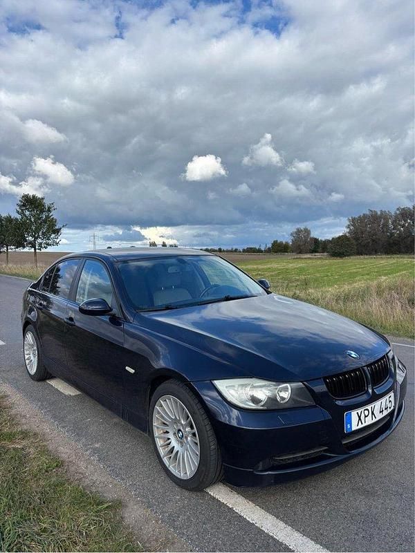 Blå Begagnad 2006 BMW 325 Advantage Sedan | 59 000 kr (Marknadspris) - Bild 1/4