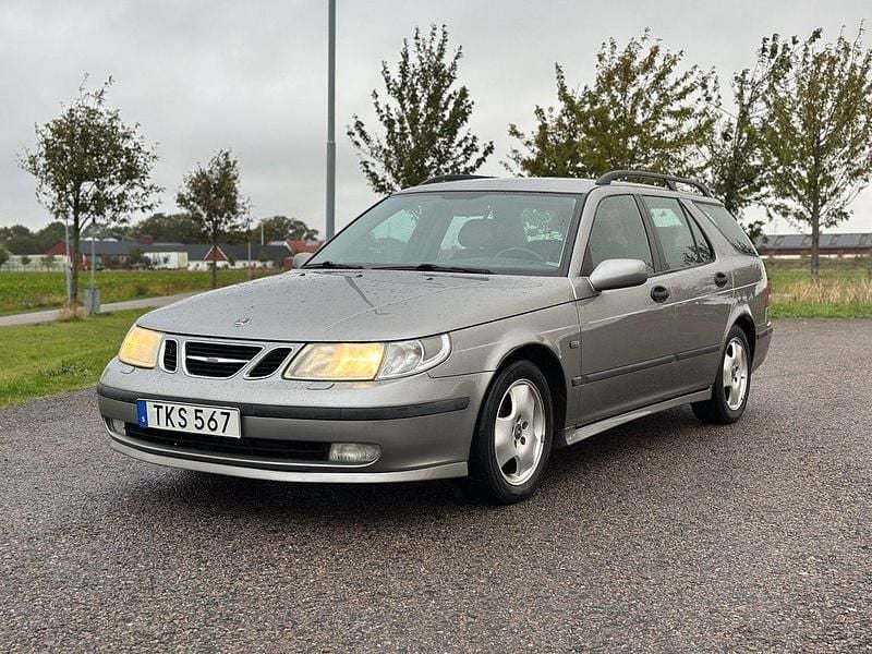 Ljusgrå (grå) Begagnad 2002 Saab 9-5 Vector Kombi | 17 900 kr (Dyr) - Bild 1/4