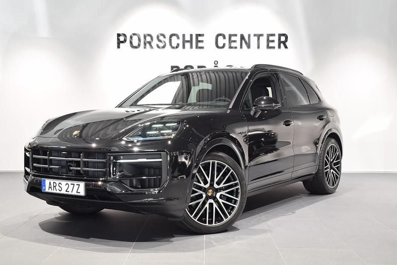 Svart (black) Ny 2025 Porsche Cayenne Black Edition SUV | 1 463 700 kr (Marknadspris) - Bild 1/4