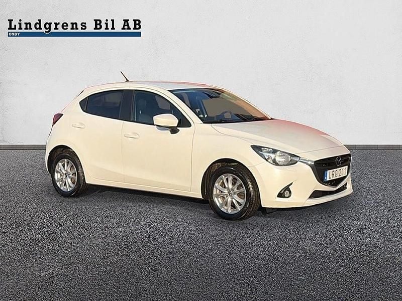 Grå metallic Begagnad 2016 Mazda 2 Vision Halvkombi | 109 900 kr (Marknadspris) - Bild 1/4