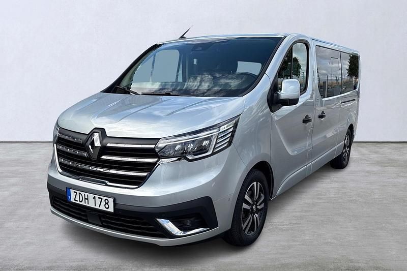 Grå Begagnad 2024 Renault Trafic Minibuss | 515 000 kr - Bild 1/4