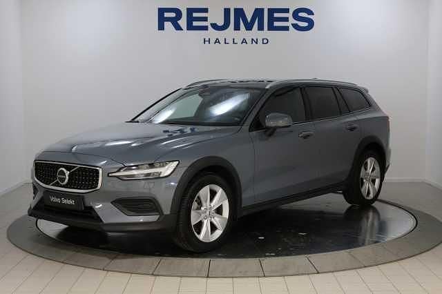 Begagnad Volvo V60 CC Core 197 HK (144 kW) 2023 Kombi