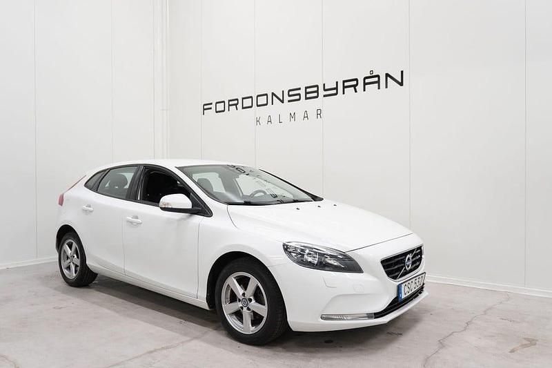 Vit Begagnad 2015 Volvo V40 Kombi | 114 900 kr (Marknadspris) - Bild 1/4