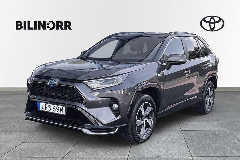 Mörkgrå (grå) Begagnad 2020 Toyota RAV4 Hybrid Edition SUV | 379 900 kr (Marknadspris) - Bild 1/4