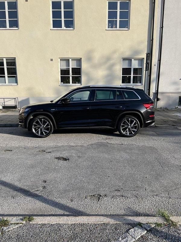 Svart Begagnad 2021 Skoda Kodiaq LAURIN & KLEMENT SUV | 369 000 kr (Marknadspris) - Bild 1/4