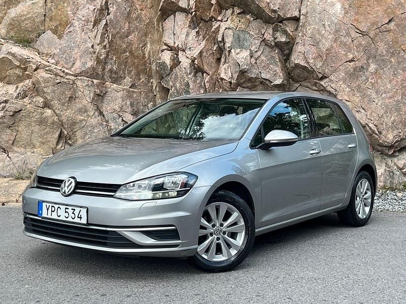 Silver Begagnad 2018 VW Golf VII Halvkombi | 154 700 kr (Marknadspris) - Bild 1/4