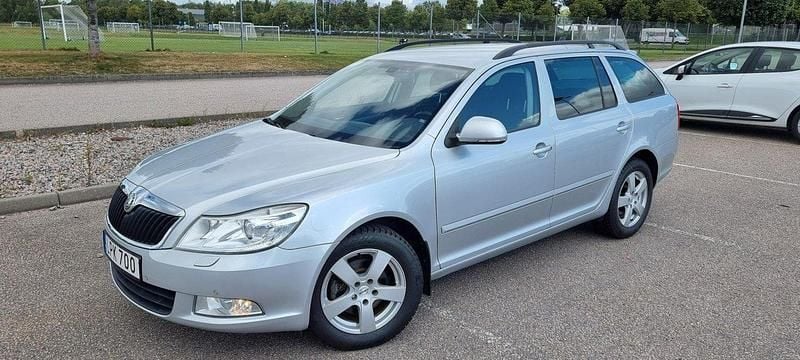 Silver Begagnad 2013 Skoda Octavia Elegance Kombi | 65 000 kr (Superpris) - Bild 1/4