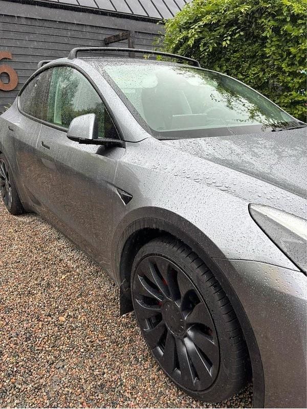 Grå Begagnad 2024 Tesla Model Y Performance SUV | 520 000 kr - Bild 1/4