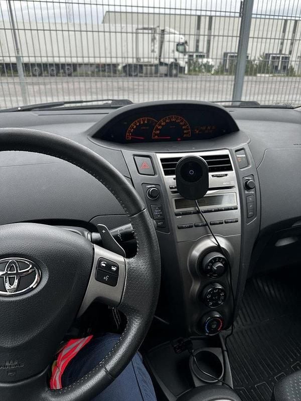 Blå Begagnad 2010 Toyota Yaris Halvkombi | 76 000 kr (Marknadspris) - Bild 1/4
