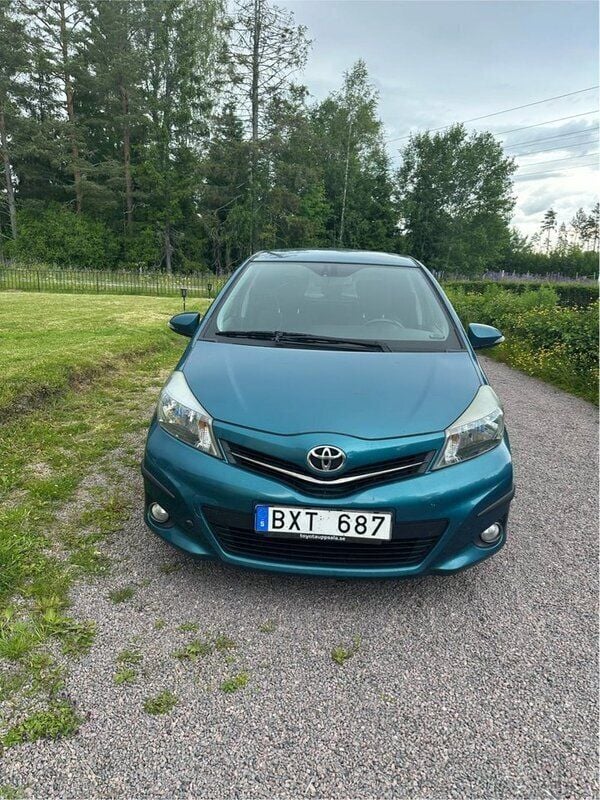 Grön Begagnad 2012 Toyota Yaris Multidrive S Halvkombi | 69 000 kr (Marknadspris) - Bild 1/4