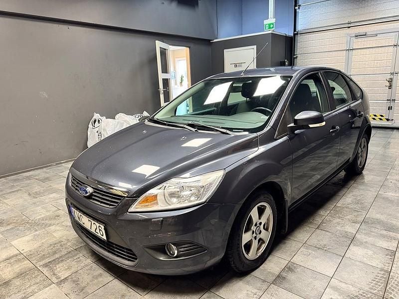 Begagnad Ford Focus Platinum 90 HK (66 kW) 2010 Grå Halvkombi