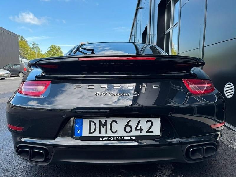 Begagnad Porsche 911 Turbo S 561 HK (412 kW) 2015 Svart Sportkupé