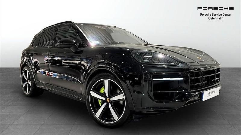 Svart Begagnad 2023 Porsche Cayenne SUV | 1 145 000 kr (Marknadspris) - Bild 1/4