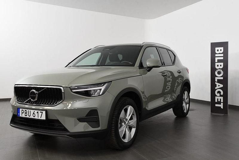 Grön Begagnad 2023 Volvo XC40 Core SUV | 354 800 kr (Marknadspris) - Bild 1/4