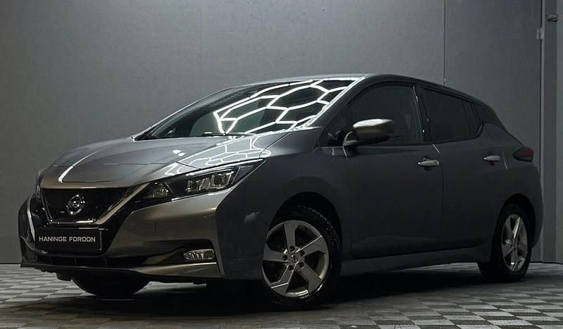 Grå Begagnad 2022 Nissan Leaf N-Connecta Halvkombi | 159 900 kr (Bra pris) - Bild 1/4