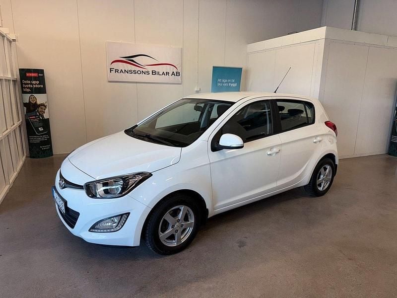 Vit Begagnad 2014 Hyundai i20 Premium Halvkombi | 89 900 kr (Marknadspris) - Bild 1/4