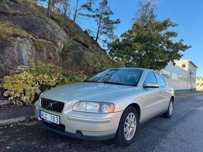 Ljusgul Begagnad 2004 Volvo S60 Business Edition Sedan | 36 500 kr (Marknadspris) - Bild 1/4