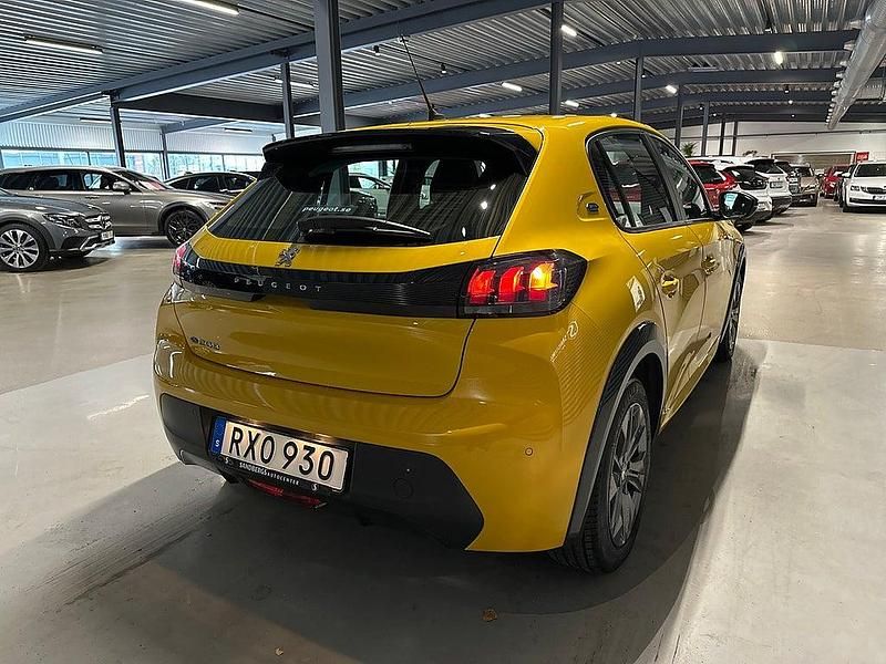 Begagnad Peugeot e-208 Active 100 kW (136 HK) 2022 Gul Halvkombi