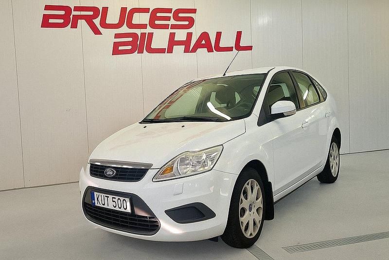 Vit Begagnad 2009 Ford Focus Halvkombi | 49 900 kr (Marknadspris) - Bild 1/4