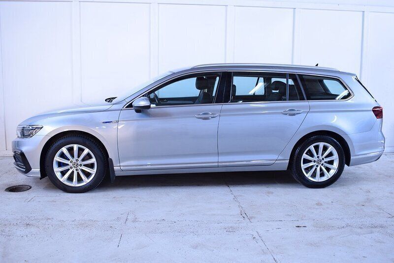 Silver Begagnad 2022 VW Passat Business Kombi | 239 900 kr (Bra pris) - Bild 1/4