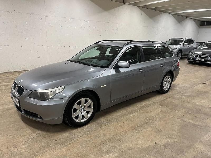Grå Begagnad 2004 BMW 525 Kombi | 44 900 kr (Marknadspris) - Bild 1/4