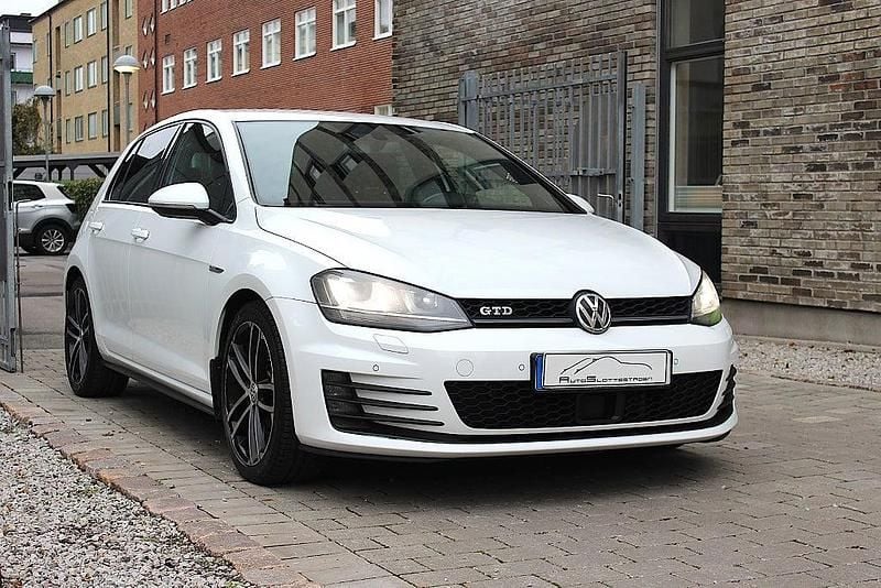 Vit Begagnad 2015 VW Golf VII GTD Halvkombi | 159 900 kr (Lite dyr) - Bild 1/4