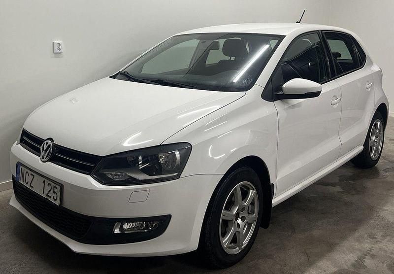 Vit Begagnad 2013 VW Polo Halvkombi | 64 900 kr (Marknadspris) - Bild 1/4