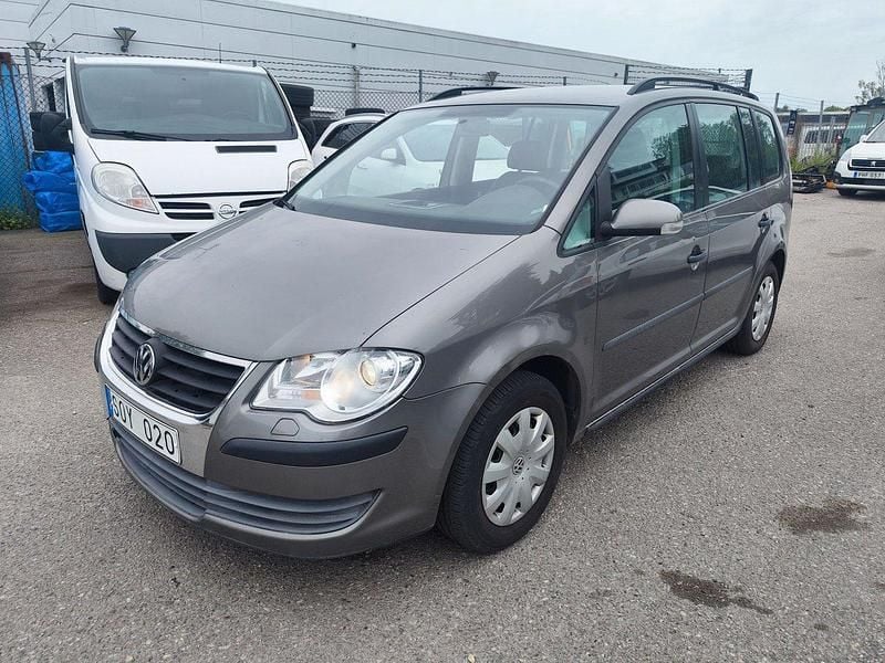 Mörkgrå Begagnad 2008 VW Touran Comfortline Minibuss | 49 000 kr - Bild 1/4