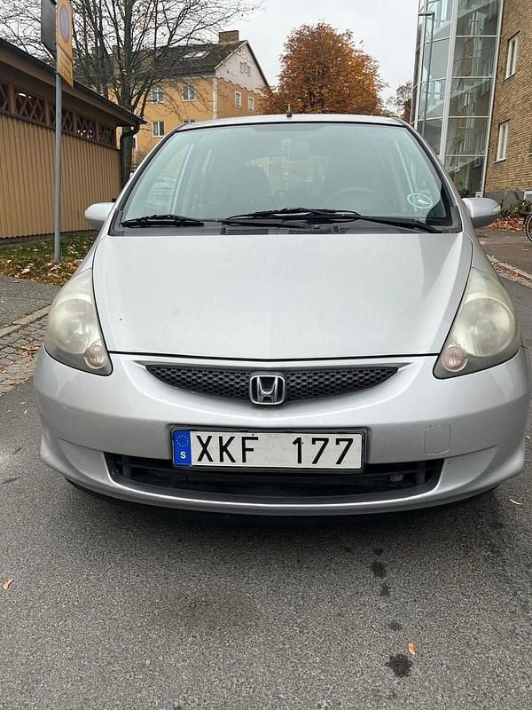 Begagnad 2005 Honda Jazz Halvkombi | 14 000 kr (Marknadspris) - Bild 1/4