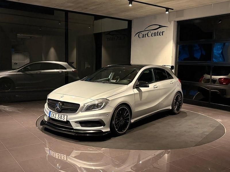 Silver Begagnad 2013 Mercedes A45 AMG AMG Halvkombi | 199 000 kr (Lite dyr) - Bild 1/4