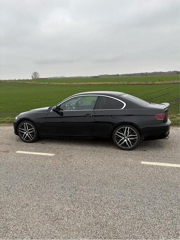 Svart Begagnad 2008 BMW 325 Sportkupé | 95 000 kr (Bra pris) - Bild 1/4