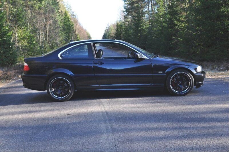 Svart Begagnad 2001 BMW 330 Sportkupé | 65 000 kr (Marknadspris) - Bild 1/4
