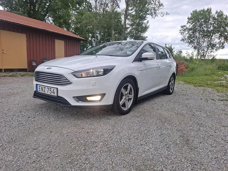 Vit Begagnad 2015 Ford Focus Titanium Kombi | 47 500 kr (Bra pris) - Bild 1/4