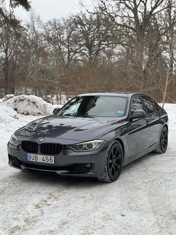 Begagnad BMW 328 245 HK (180 kW) 2012 Grå metallic Sedan