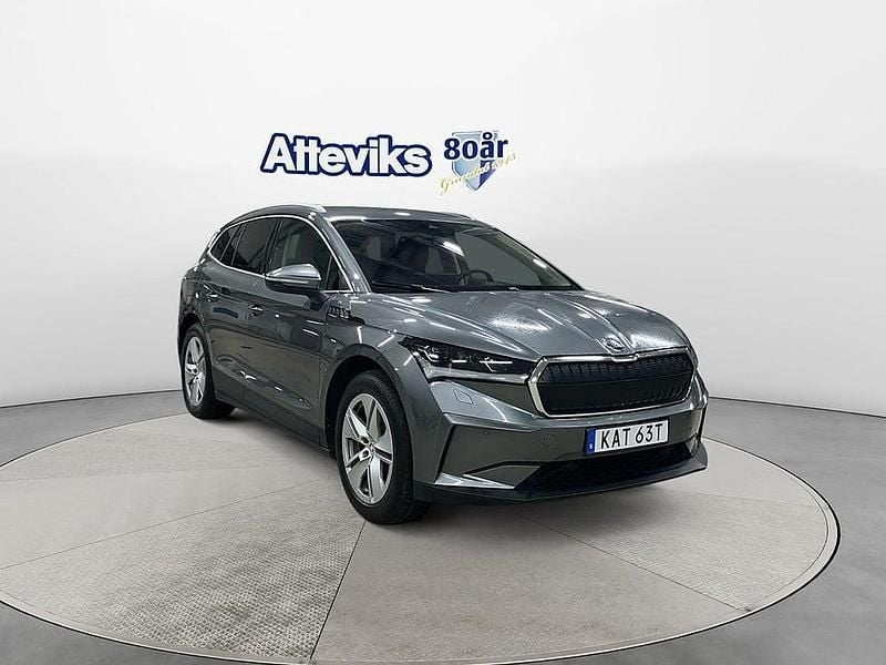 Grå Begagnad 2023 Skoda Enyaq iV SUV | 399 900 kr (Bra pris) - Bild 1/4